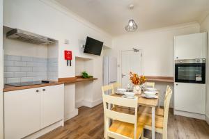 Birkenhead Haven - Sleeps 14 - Family and Group Stay