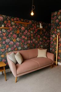 The PINK House , FREE Parking , 3 Bedrooms , Garden , close to M4 and countryside!