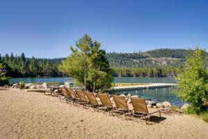 Near Ski Resorts and Trails Truckee Home with Hot Tub