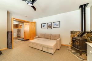 Near Ski Resorts and Trails Truckee Home with Hot Tub