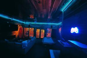 Spacious, 1mi to Pkwy, Games, Hot Tub, Mtn Views!