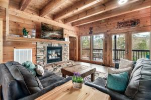 Spacious, 1mi to Pkwy, Games, Hot Tub, Mtn Views!