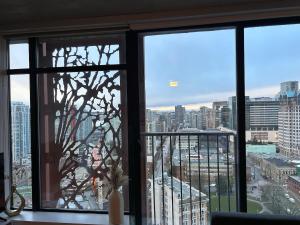 Cozy Gastown condo with a view!