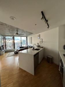 Cozy Gastown condo with a view!