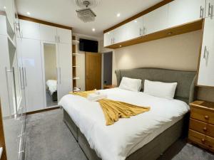 Luxury 8 Bed Home Near Luton Airport