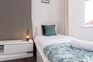 Spacious 4BR Home in Gateshead Sleeps 8 with FREE Parking