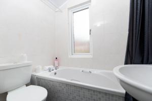 Spacious 4BR Home in Gateshead Sleeps 7 with FREE Parking