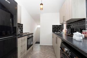 Spacious 4BR Home in Gateshead Sleeps 7 with FREE Parking