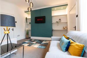 Spacious 4BR Home in Gateshead Sleeps 7 with FREE Parking