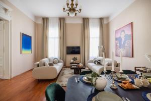 Art House Bold Luxe 3BR Grand Views by Danube