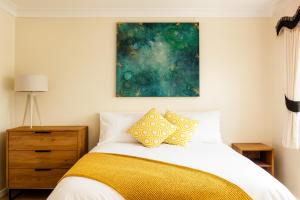 North London Holiday home, Driveway Parking, BBQ and Indoor Jacuzzi hot tub