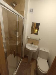 Y Swdio, Ferm Glandwr