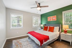 Large House Near Truist Field 15 mins to ATL and Six Flags