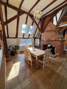Plum Pudding Barn - private heated pool, hot tub & kids play area