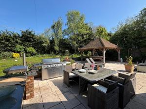 Plum Pudding Barn - private heated pool, hot tub & kids play area