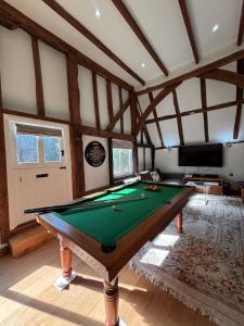 Plum Pudding Barn - private heated pool, hot tub & kids play area