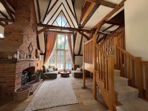 Plum Pudding Barn - private heated pool, hot tub & kids play area