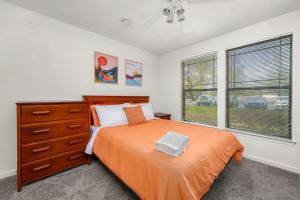 Modern 4BR Condo with Pool & Gym Long Term Friendly