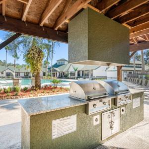 Modern 4BR Condo with Pool & Gym Long Term Friendly