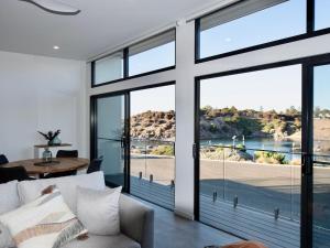 Cove Landing Marina Apartment 2 SS James Comrie Sleeps 4