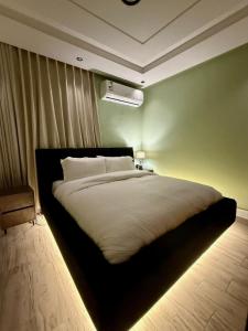 An elegant Cozy Studio with Separated Seating area Alyasmeen استديو بتصميم انيق ومريح و صالة جلوس منفصله في الياسمين