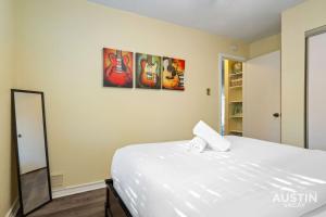 Fenced Yard 2BR 1BA 10m to Domain Near Downtown Pets OK by AUSTIN VACAY