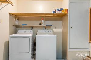 Fenced Yard 2BR 1BA 10m to Domain Near Downtown Pets OK by AUSTIN VACAY