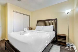 Fenced Yard 2BR 1BA 10m to Domain Near Downtown Pets OK by AUSTIN VACAY