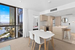 Broadbeach 2BR Ocean View Apt & Walk to Kurrawa Beach AVani 2706