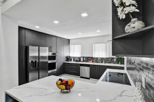 WALK to Hollywood Beach Stylish 5BR and 4BA Villa