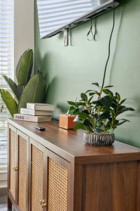 Chic 2BR King Bed Balcony Krog Market Steps to Beltline