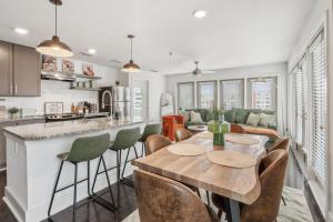 Chic 2BR King Bed Balcony Krog Market Steps to Beltline