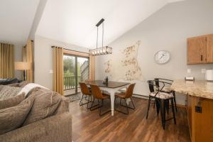 Bright & Spacious Mtn Retreat