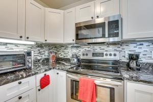 4 Mi to Beaches St Simons Island Escape with Patio!