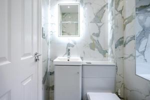 Modern 2 Bed Flat, Wifi, Parking, Self Check-in, Sleeps 5, 2 bathrooms, Close to Stepping Hill & Motorways