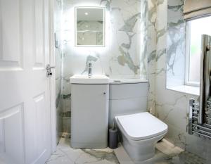 Modern 2 Bed Flat, Wifi, Parking, Self Check-in, Sleeps 5, 2 bathrooms, Close to Stepping Hill & Motorways