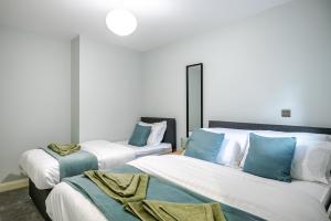 Modern 2 Bed Flat, Wifi, Parking, Self Check-in, Sleeps 5, 2 bathrooms, Close to Stepping Hill & Motorways, Long stays