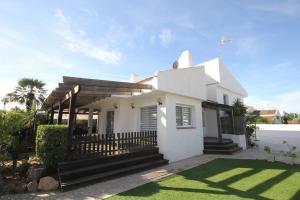 Beachside villa, kids and dog welcome, pool , garden fun and spacious terrace