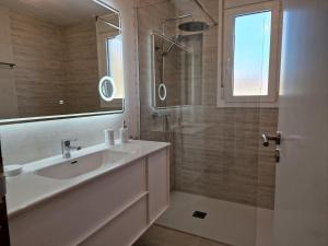Beachside villa, kids and dog welcome, pool , garden fun and spacious terrace