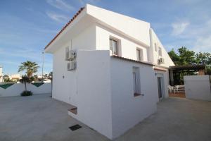 Beachside villa, kids and dog welcome, pool , garden fun and spacious terrace
