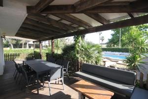 Beachside villa, kids and dog welcome, pool , garden fun and spacious terrace