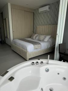Suite con Jacuzzi y vista al mar piso 13