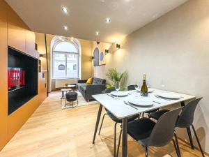 New Modern Art Loft Apartment, City Center