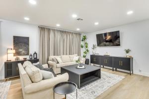 Walk to City Center Modern Coral Springs Getaway