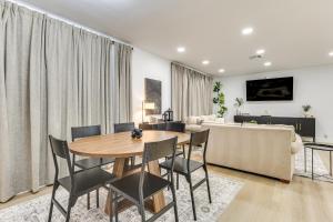 Walk to City Center Modern Coral Springs Getaway