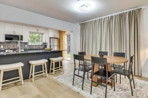 Walk to City Center Modern Coral Springs Getaway