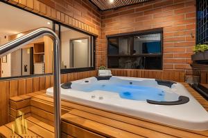 Tivoli 202 - Escapada Premium con Jacuzzi Privado