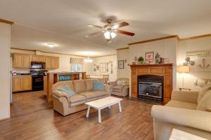 Greers Ferry Lake Access: Cabin w Boat Slip!