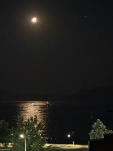 Bright Seaside Apartment, 100m from the Beach with Sea Views