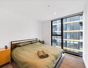 City Vibes With City Views - Pool, Gym, Yoga - Super Central